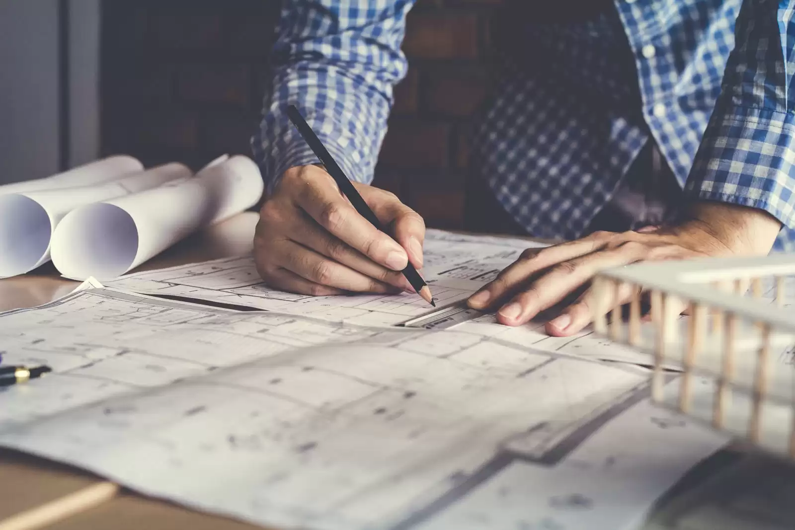 Who is a residential architect?